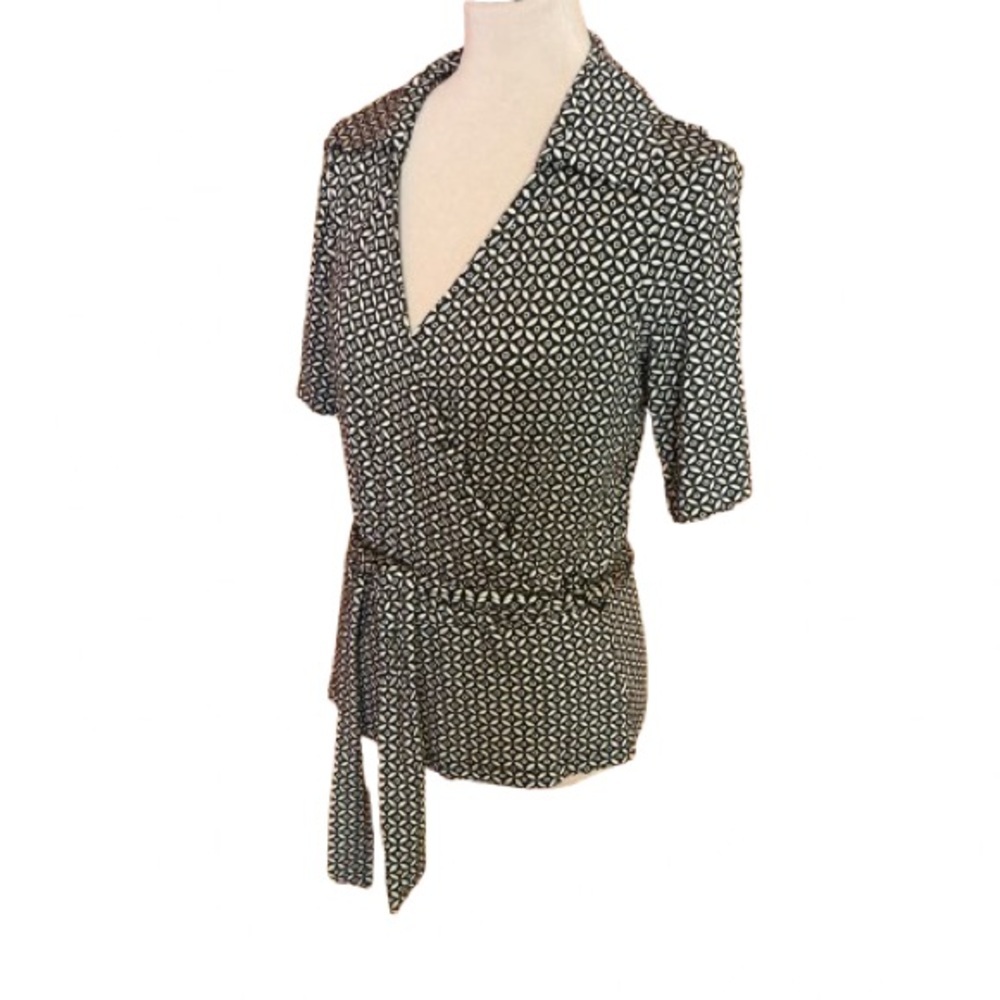 Geometric Y2K does 70s plunging belted top